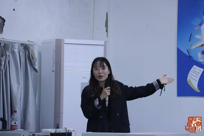 传媒学院书记助理李若琳向20级新闻传播学类的同学们讲解具体的线上课程的操作方法