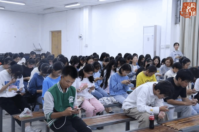 20级新闻传播学类的同学正在根据操作要求在慕课上进行学号登陆